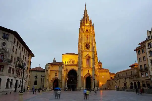 Vista exterior de Àtic de lloguer en Oviedo  amb Terrassa, Traster i Moblat