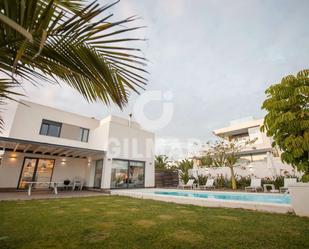 Vista exterior de Casa o xalet en venda en Conil de la Frontera amb Aire condicionat, Calefacció i Jardí privat