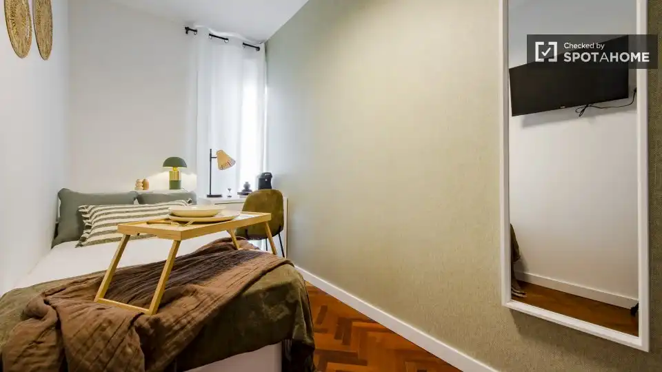 Bedroom of Flat for share in Madrid  with Air Conditioner, Heating and Furnished