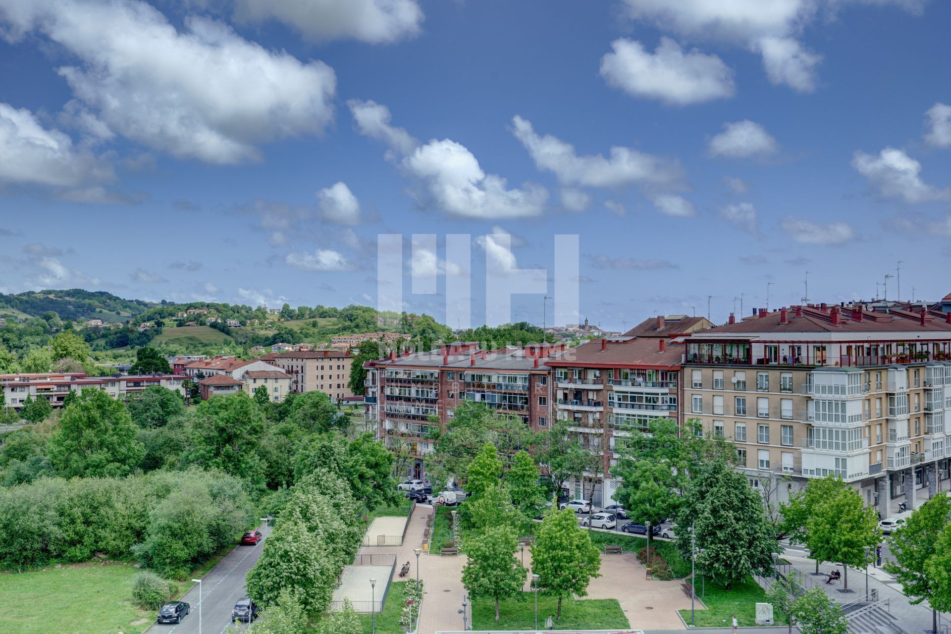 Vista exterior de Pis en venda en Irun  amb Calefacció, Terrassa i Traster