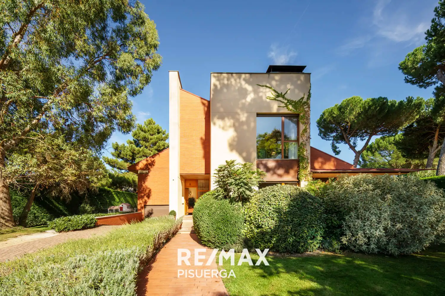 Vista exterior de Casa o xalet en venda en Boecillo amb Jardí privat, Traster i Piscina