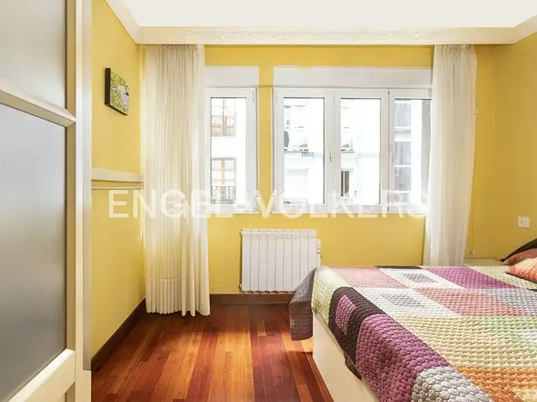 Habitación de Piso en venta en Gijón  con Calefacción, Parquet y Amueblado