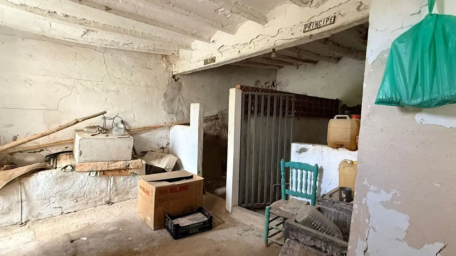 Houses for sale in Montán  with Storage room