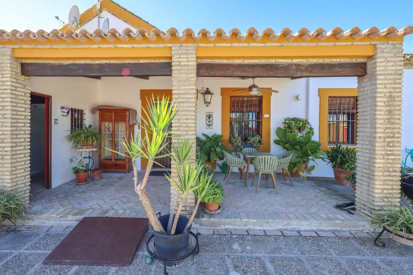 Exterior view of Houses for sale in Morón de la Frontera  with Air Conditioner, Private garden and Swimming Pool