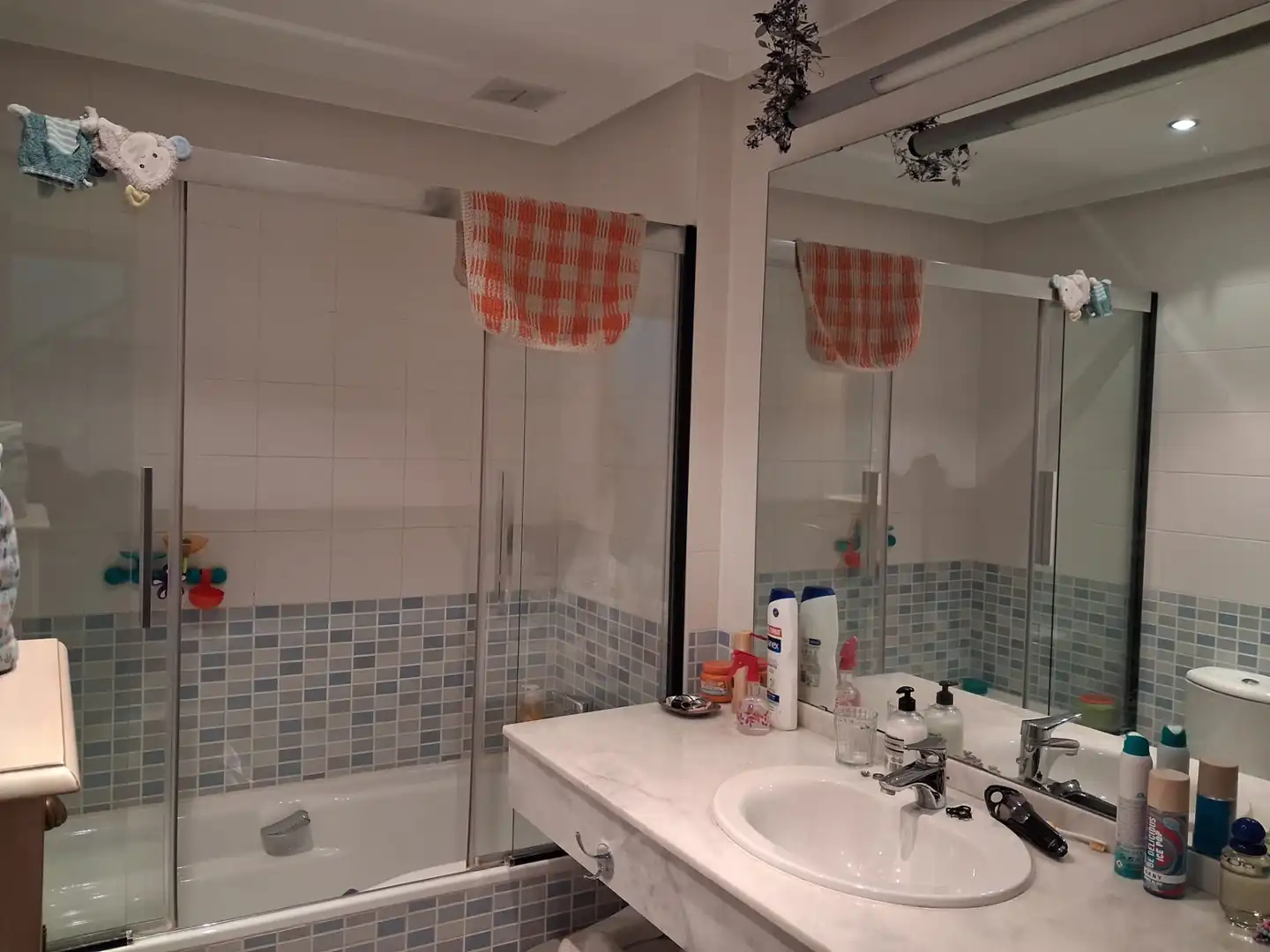 Badezimmer von Einfamilien-Reihenhaus zur Miete in Albacete mit Klimaanlage, Heizung und Parkett