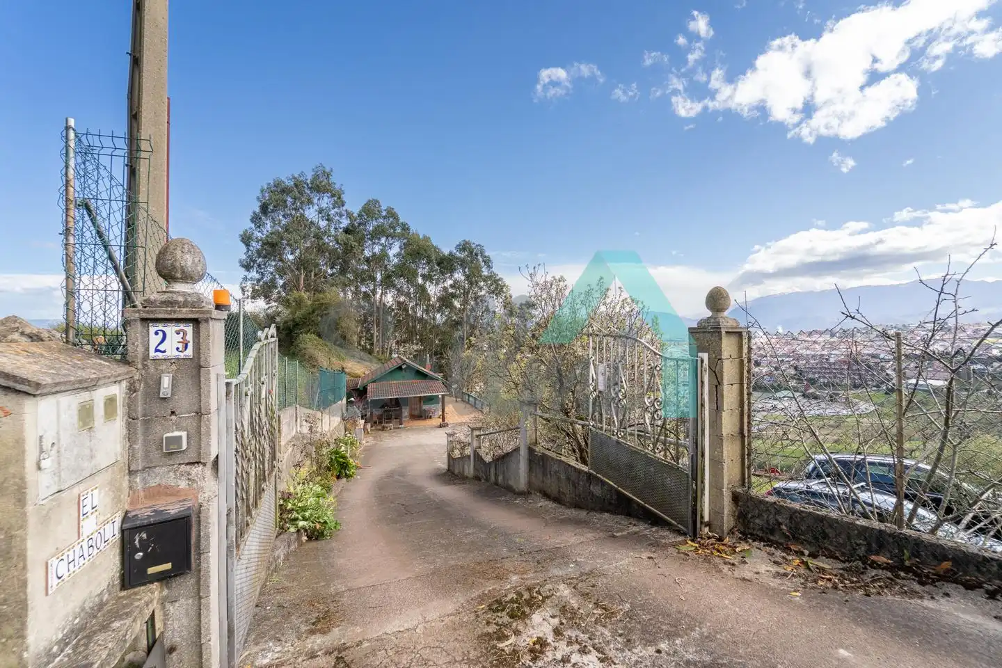 Vista exterior de Casa o xalet en venda en Oviedo  amb Jardí privat, Terrassa i Traster