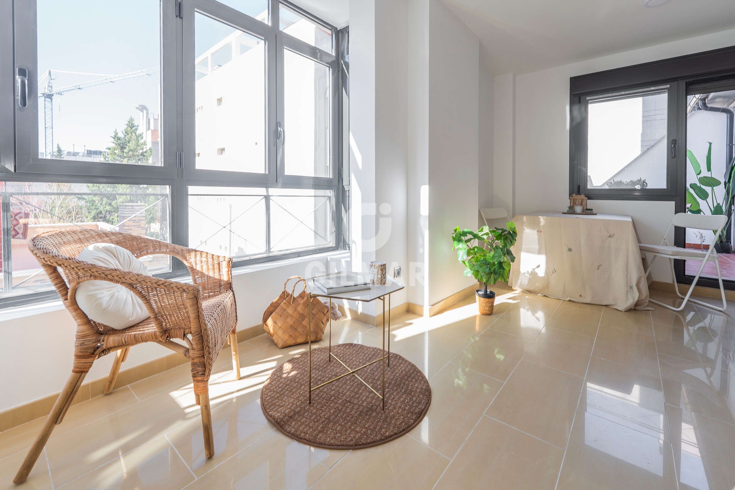 Sala d'estar de Estudi en venda en  Madrid Capital amb Calefacció, Traster i Balcó