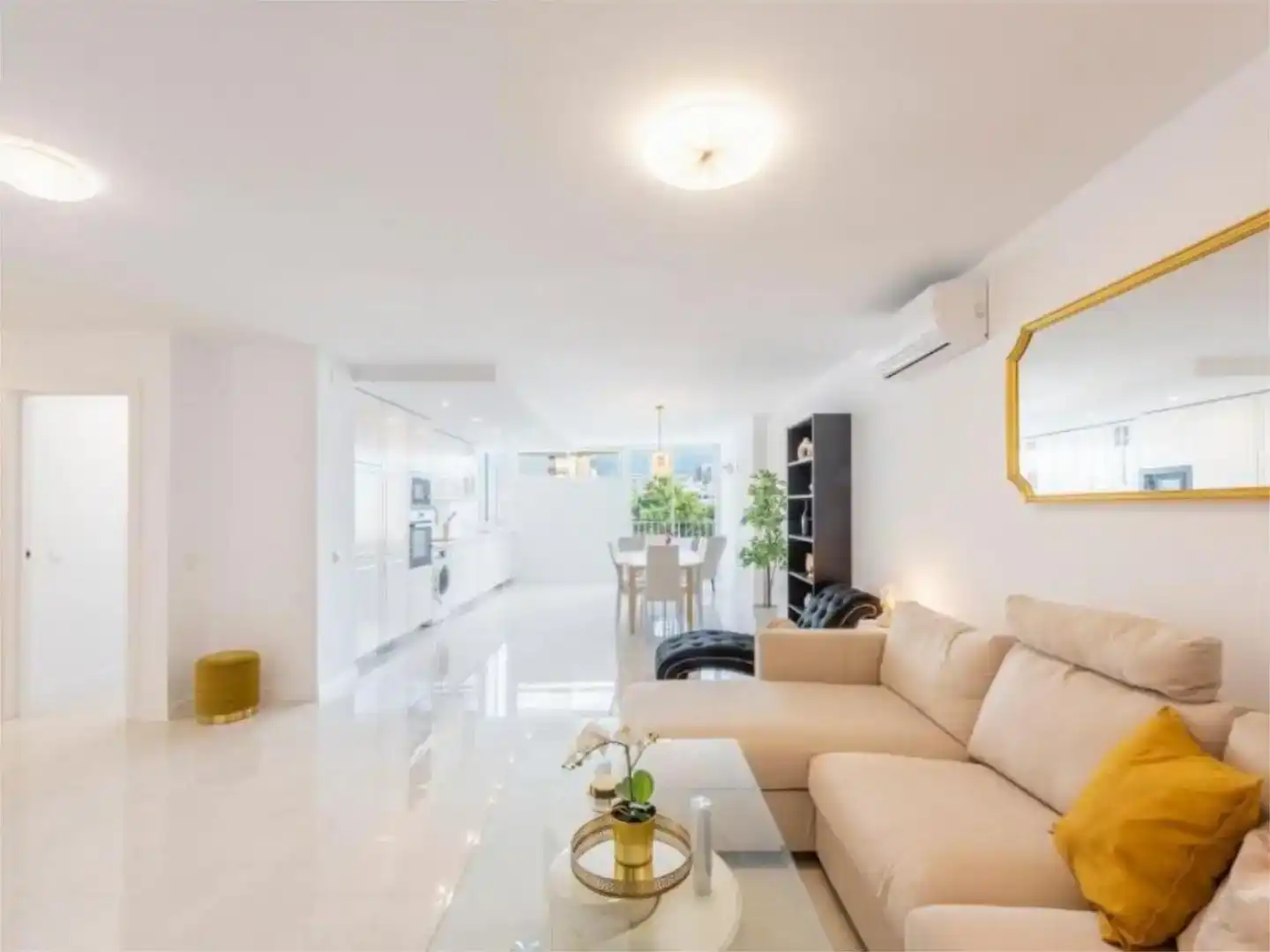 Wohnzimmer von Wohnung zur Miete in Marbella mit Klimaanlage, Schwimmbad und Balkon