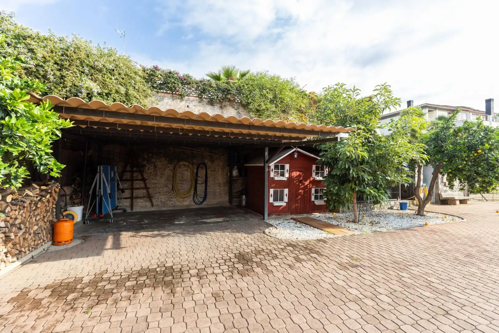 Vista exterior de Casa o xalet en venda en Mataró amb Terrassa i Piscina