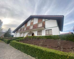 Außenansicht von Country house zum verkauf in Larrabetzu mit Terrasse und Schwimmbad