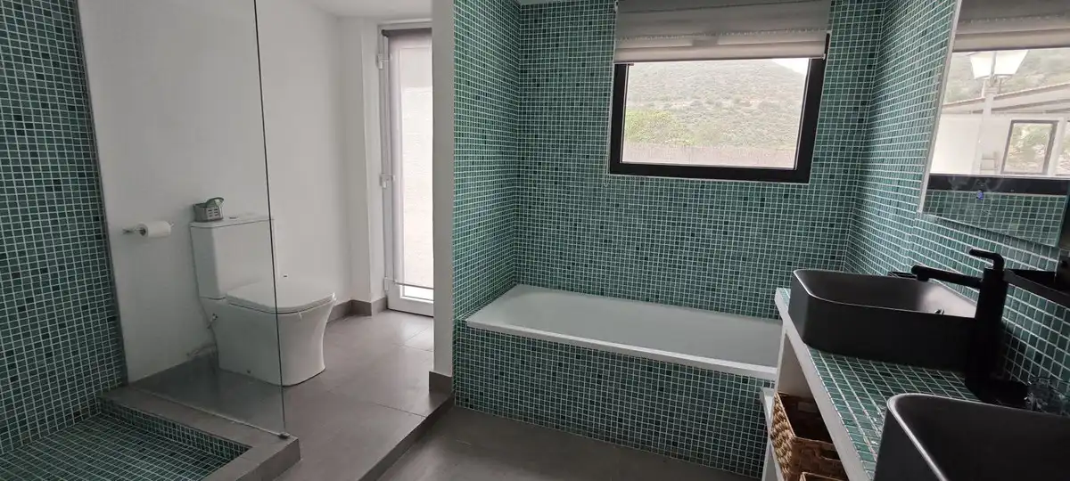 Bany de Casa o xalet en venda en Marbella amb Aire condicionat, Jardí privat i Piscina