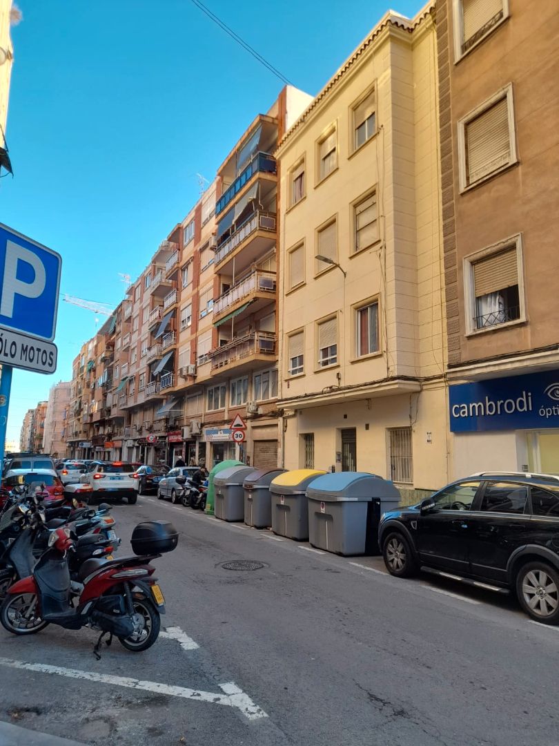 Vista exterior de Piso en venta en Alicante / Alacant con Terraza y Amueblado