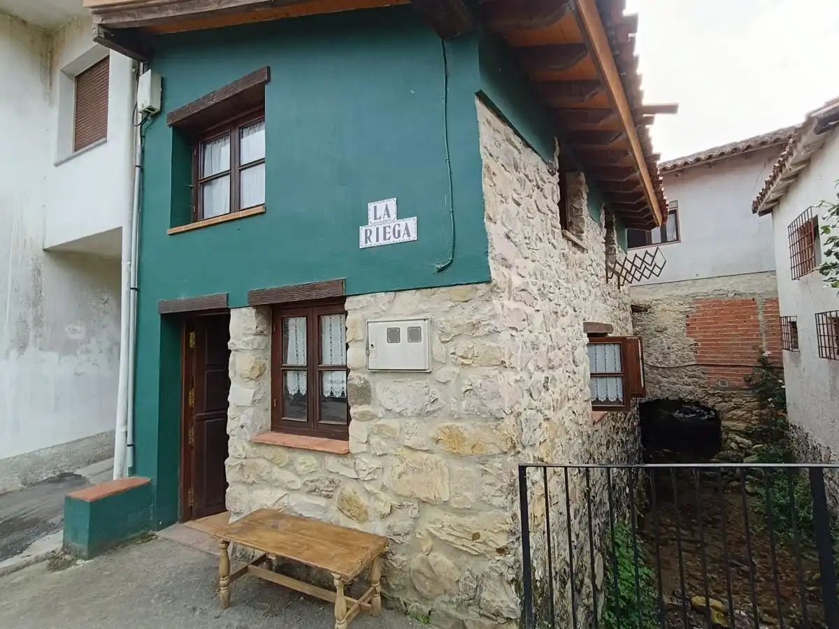 Außenansicht von Einfamilien-Reihenhaus zum Verkauf in Llanes mit Heizung und Möbliert