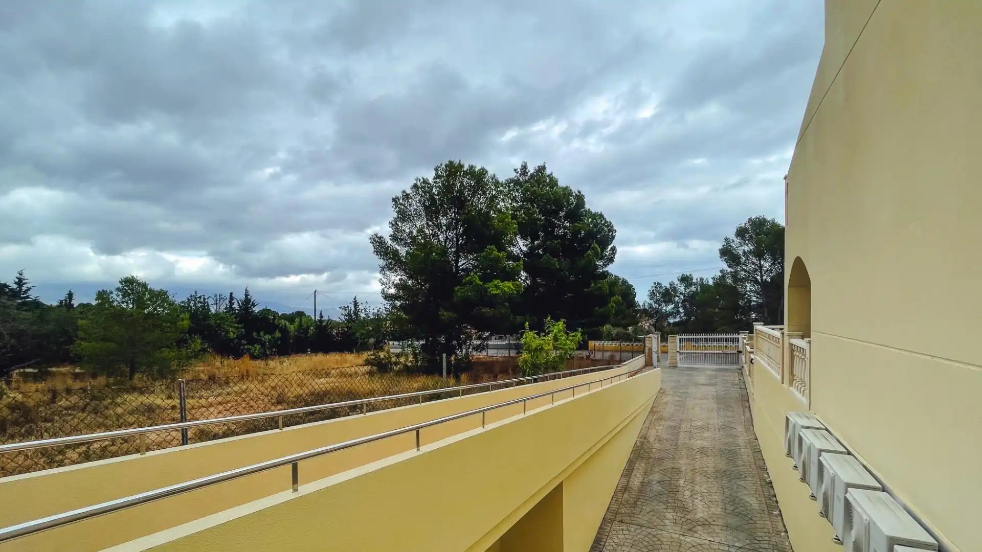 Vista exterior de Casa adosada en venda en La Nucia amb Aire condicionat, Jardí privat i Terrassa