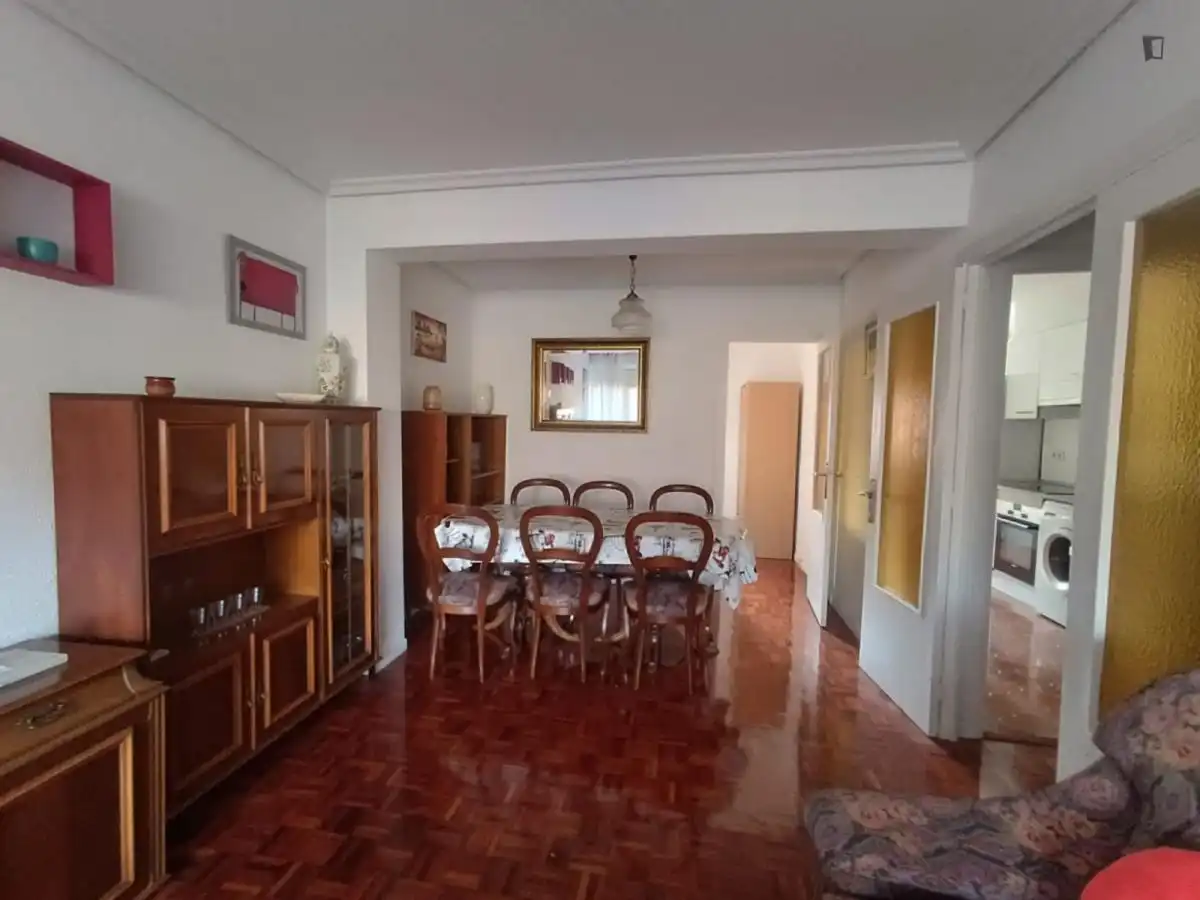 Room in Mendebaldea - Ermitagaña