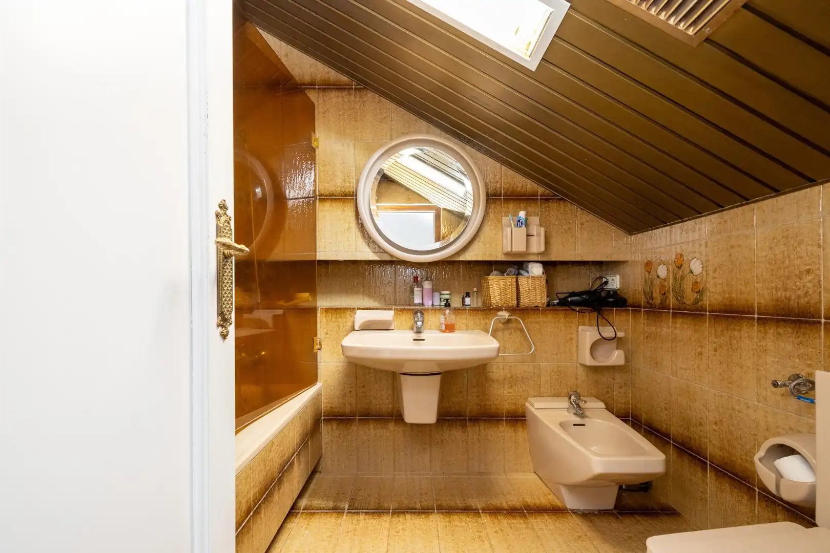 Baño de Estudio en venta en Granada con Calefacción, Terraza y Balcón