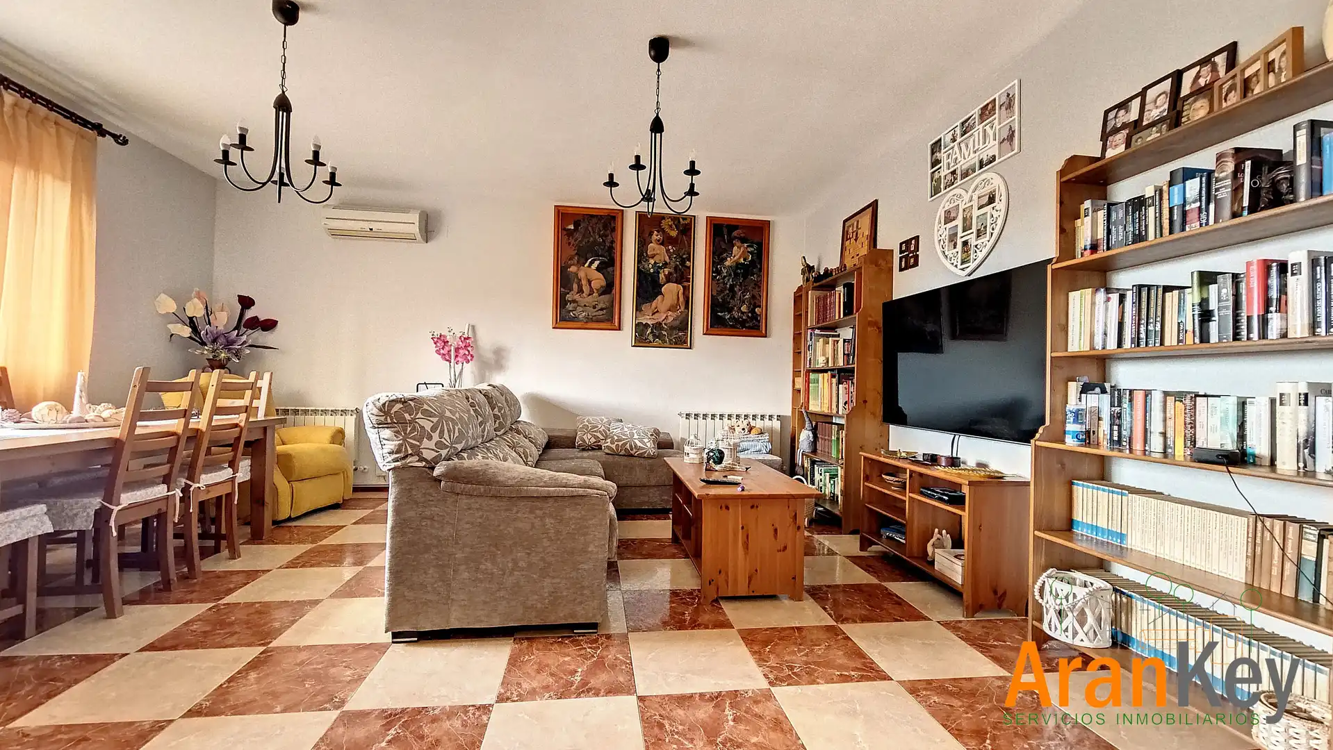 Sala d'estar de Casa o xalet en venda en Colmenar de Oreja amb Aire condicionat, Calefacció i Jardí privat