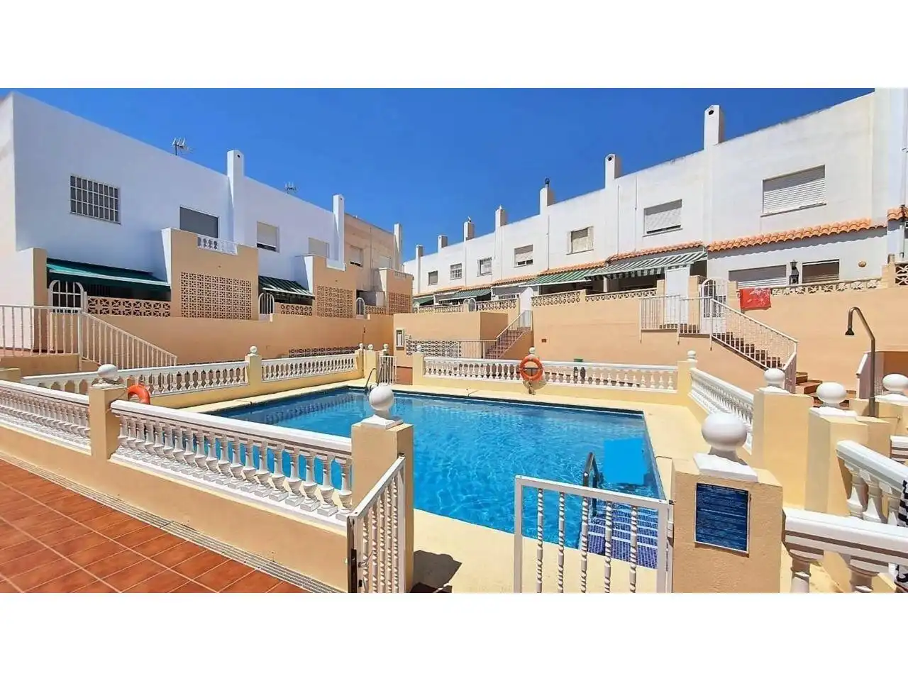Vista exterior de Dúplex en venda en Almería amb Aire condicionat, Terrassa i Balcó