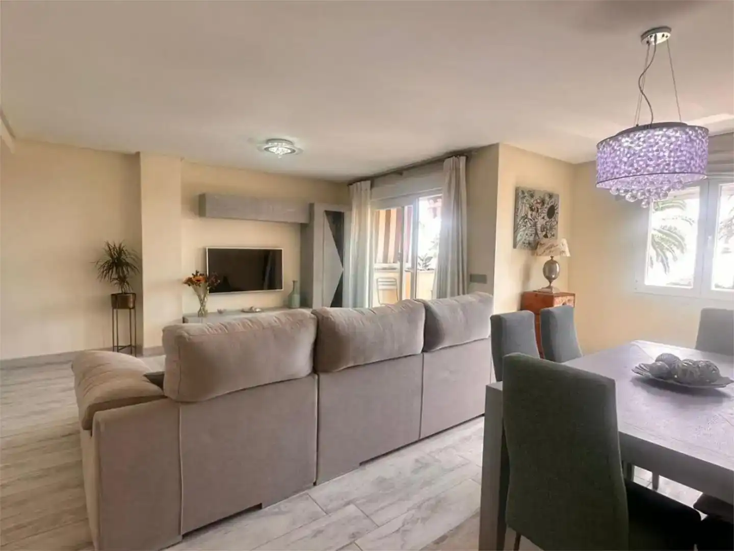 Sala d'estar de Pis en venda en Estepona amb Aire condicionat, Terrassa i Balcó