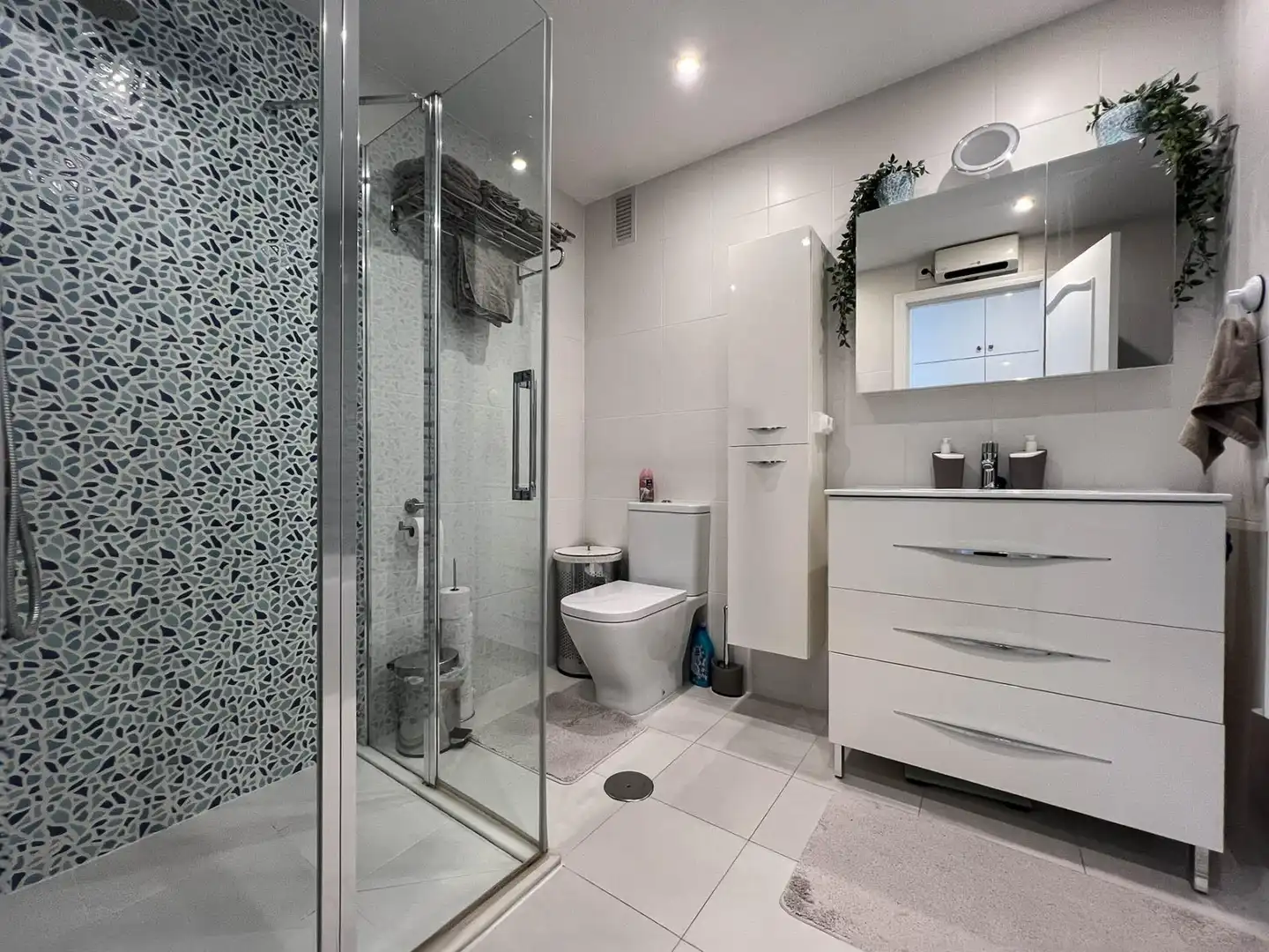 Bathroom of Apartments for sale in L'Alfàs del Pi  with Air Conditioner, Private garden and Terrace