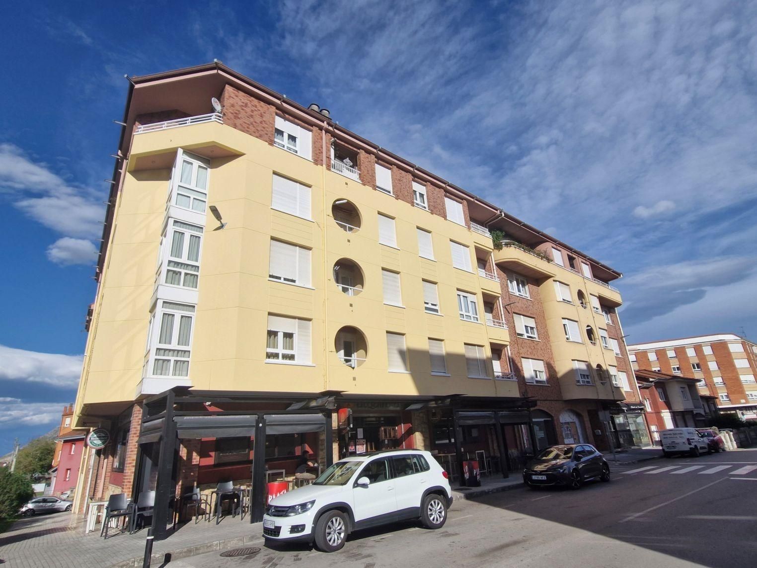 Vista exterior de Pis en venda en Los Corrales de Buelna  amb Calefacció, Terrassa i Balcó