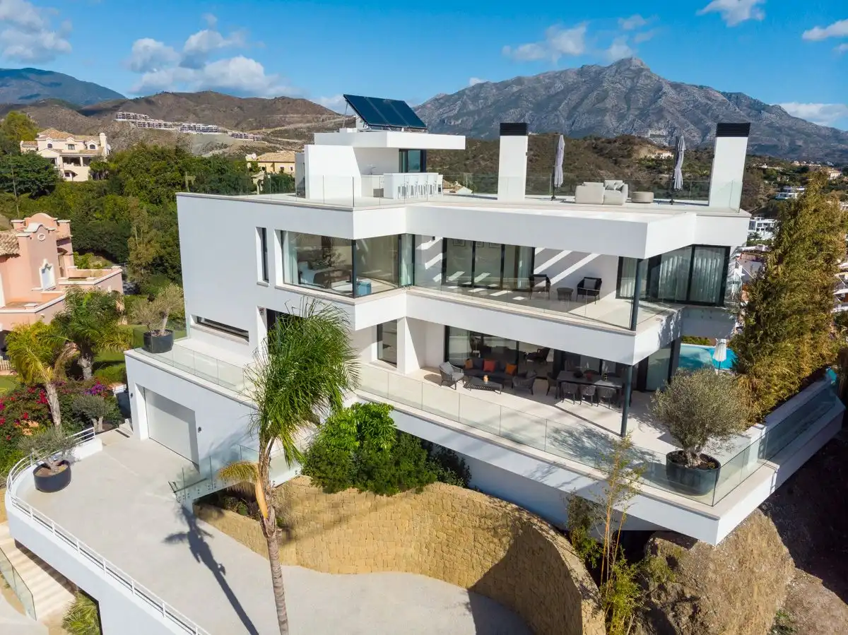 Vista exterior de Casa o xalet en venda en Benahavís amb Aire condicionat, Terrassa i Piscina