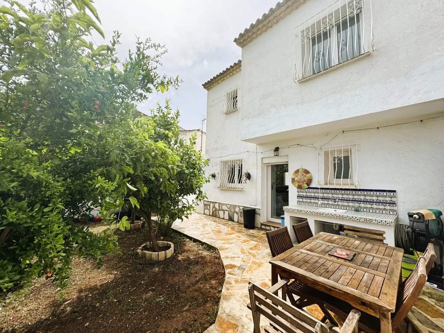 Außenansicht von Einfamilien-Reihenhaus zum Verkauf in Dénia mit Klimaanlage, Privatgarten und Terrasse