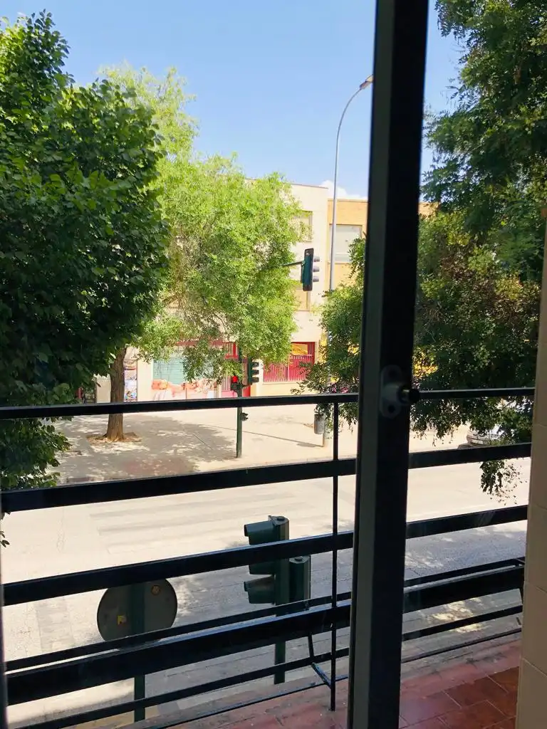Vista exterior de Pis de lloguer en Granada amb Calefacció, Terrassa i Moblat