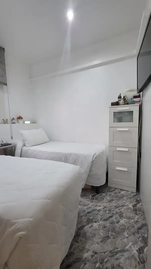 Dormitori de Casa adosada en venda en Barcelona amb Aire condicionat, Jardí privat i Terrassa