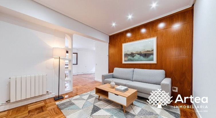 Sala d'estar de Pis en venda en Bilbao  amb Calefacció, Terrassa i Traster