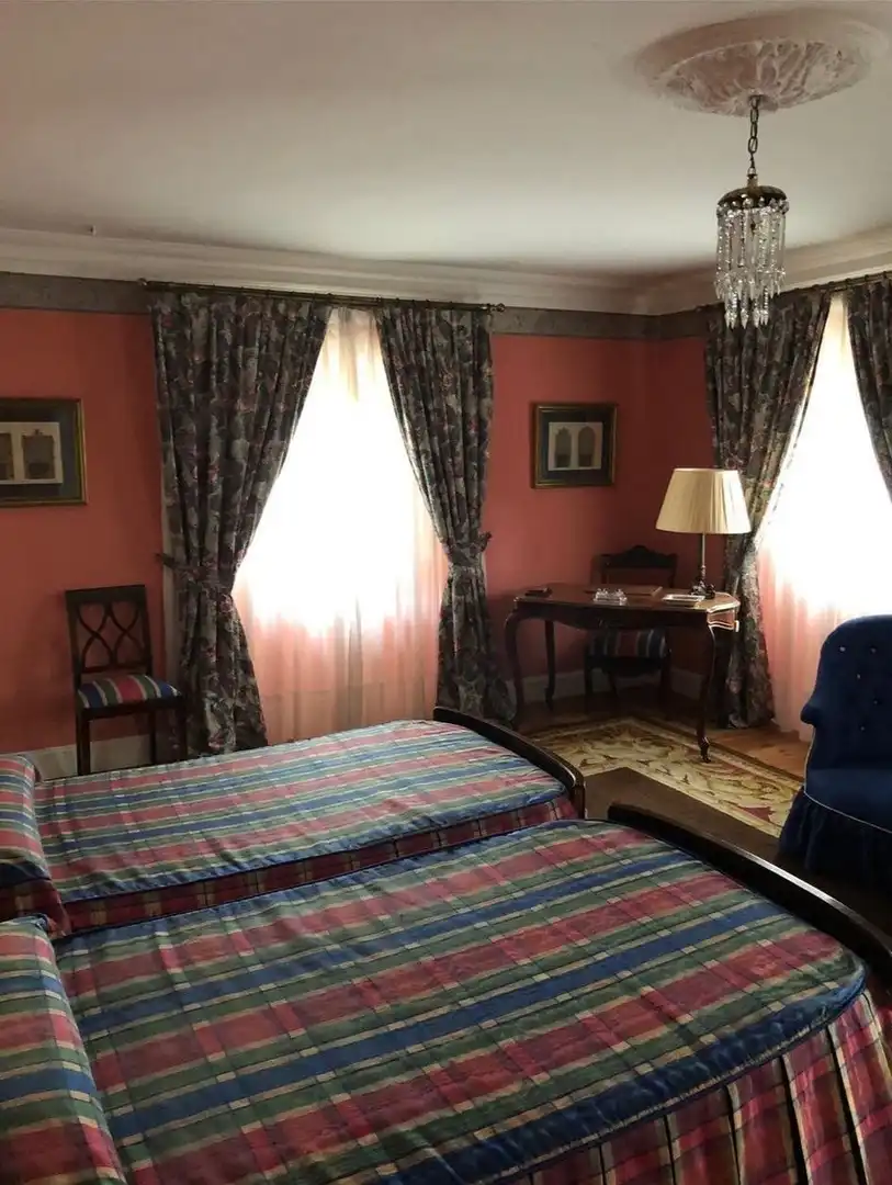 Dormitori de Casa o xalet en venda en Gijón  amb Jardí privat, Terrassa i Moblat