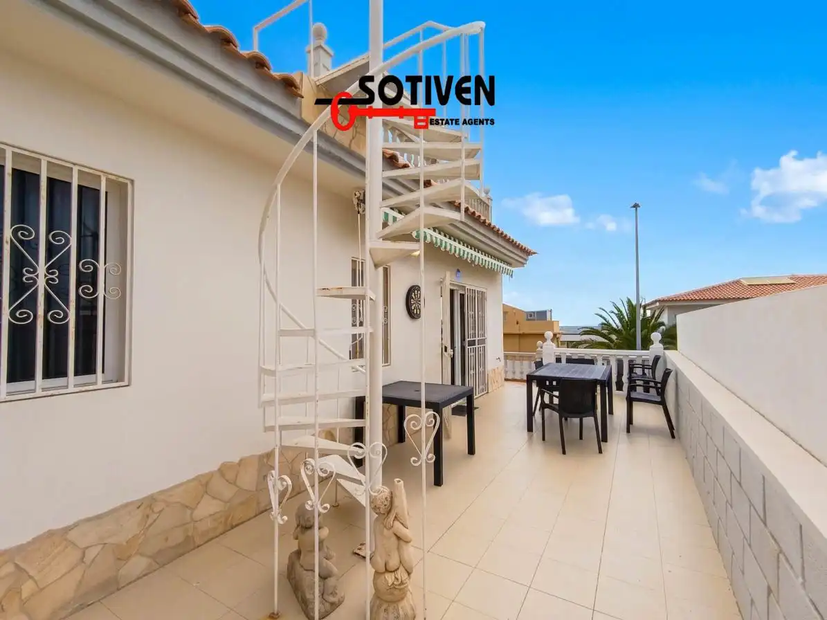 Vista exterior de Casa o xalet de lloguer en Adeje amb Terrassa