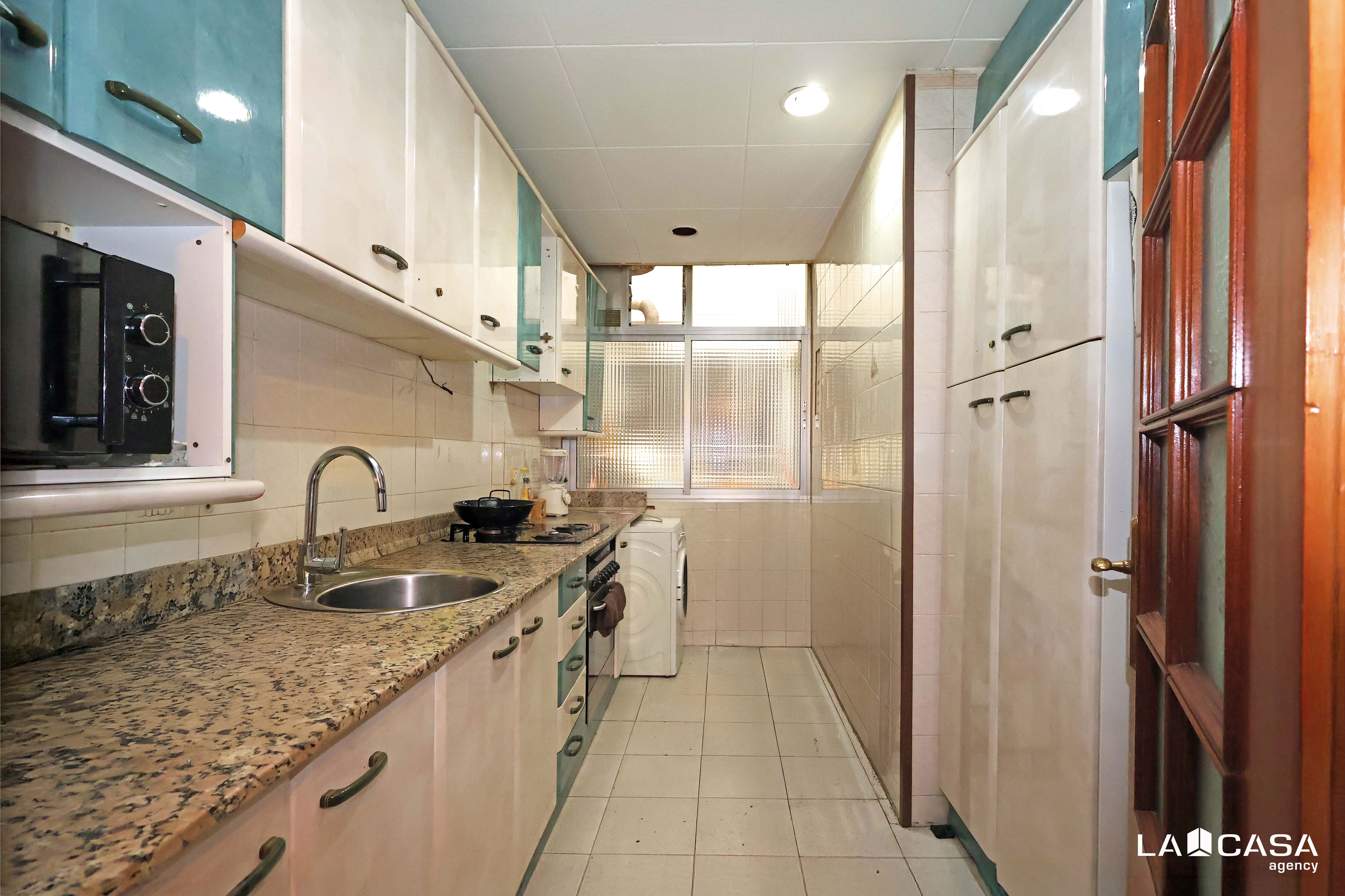 Kitchen of Flat for sale in L'Hospitalet de Llobregat  with Balcony