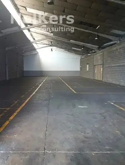 Parkplatz von Fabrikhallen zum Verkauf in La Serreta