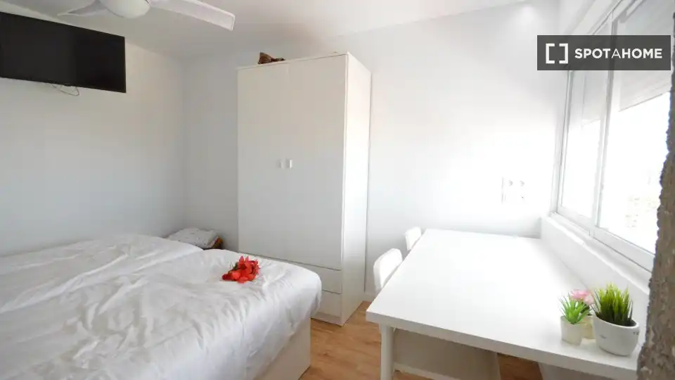 Bedroom of Flat for rent in Valencia  with Air Conditioner, Heating and Furnished
