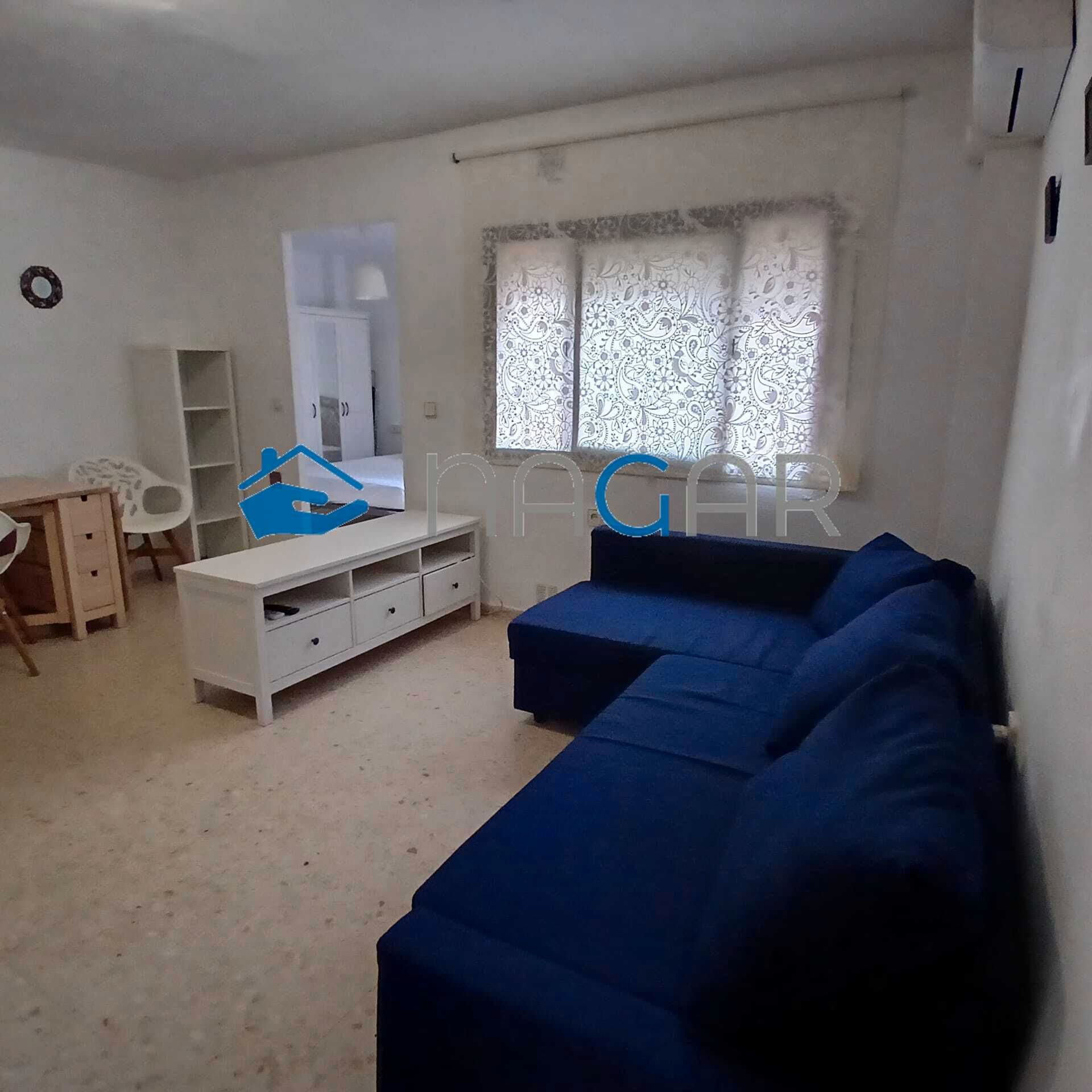 Sala d'estar de Pis de lloguer en La Línea de la Concepción amb Aire condicionat i Moblat