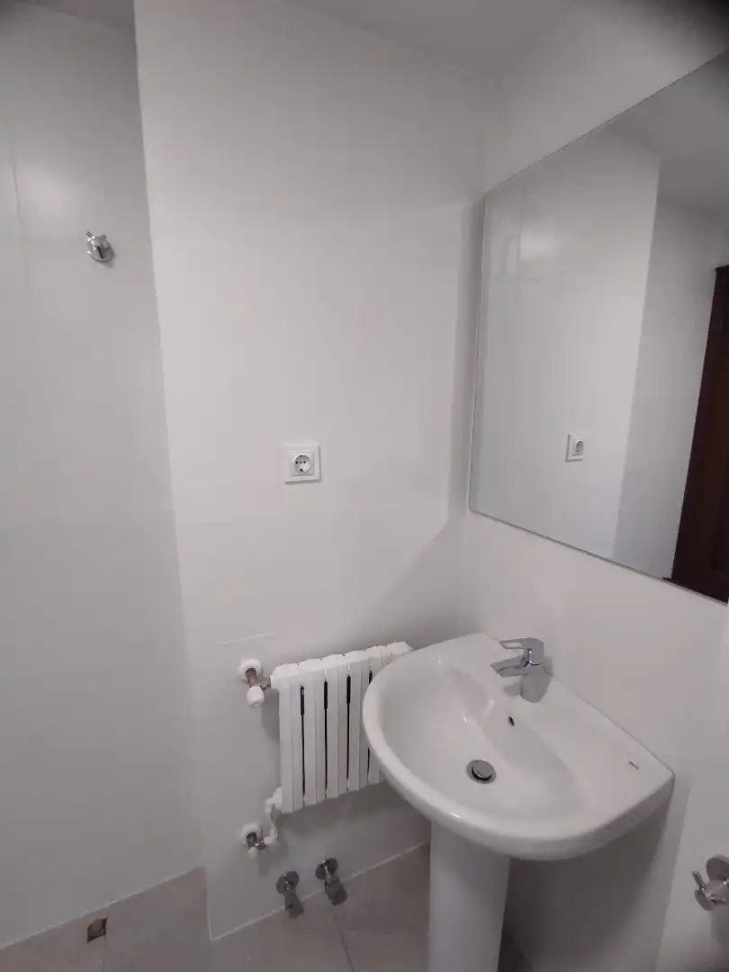 Bathroom of Flat for sale in Zaragoza  with Air Conditioner, Heating and Oven