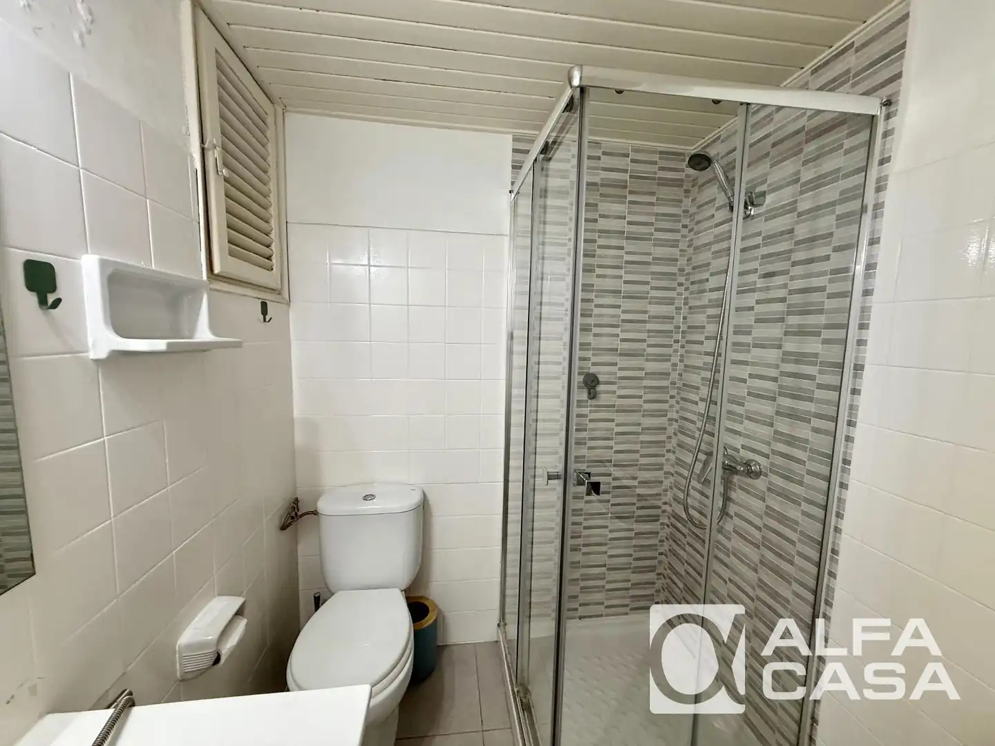 Badezimmer von Wohnung zum Verkauf in Lloret de Mar mit Parkett, Terrasse und Ofen