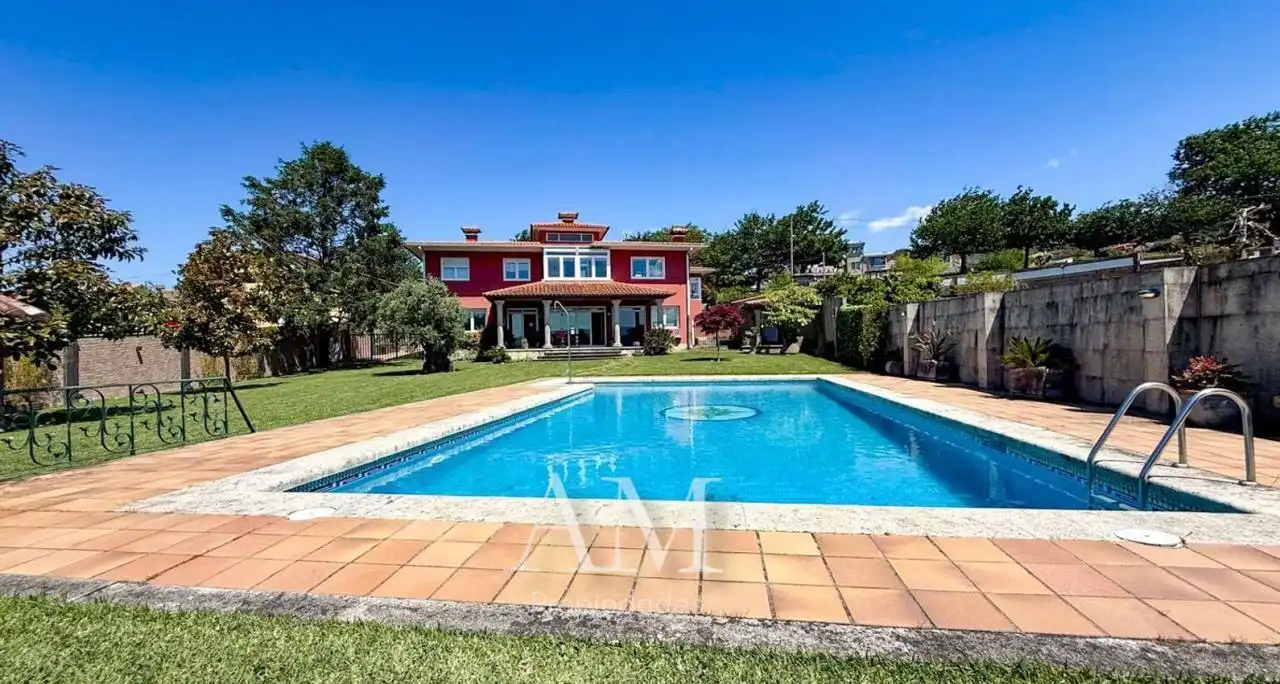 Vista exterior de Casa o xalet en venda en Vigo  amb Calefacció, Jardí privat i Terrassa