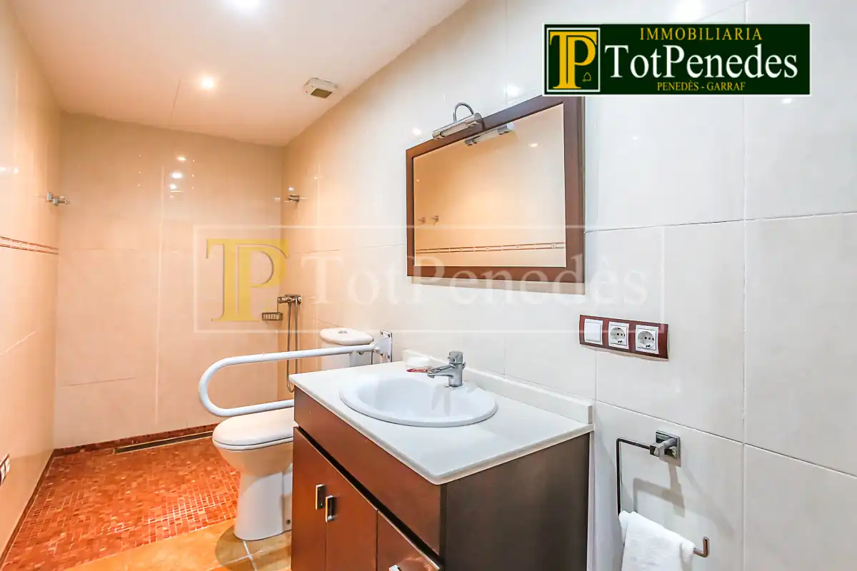 Baño de Finca rústica en venta en Sant Martí Sarroca con Jardín privado, Trastero y Lavadora