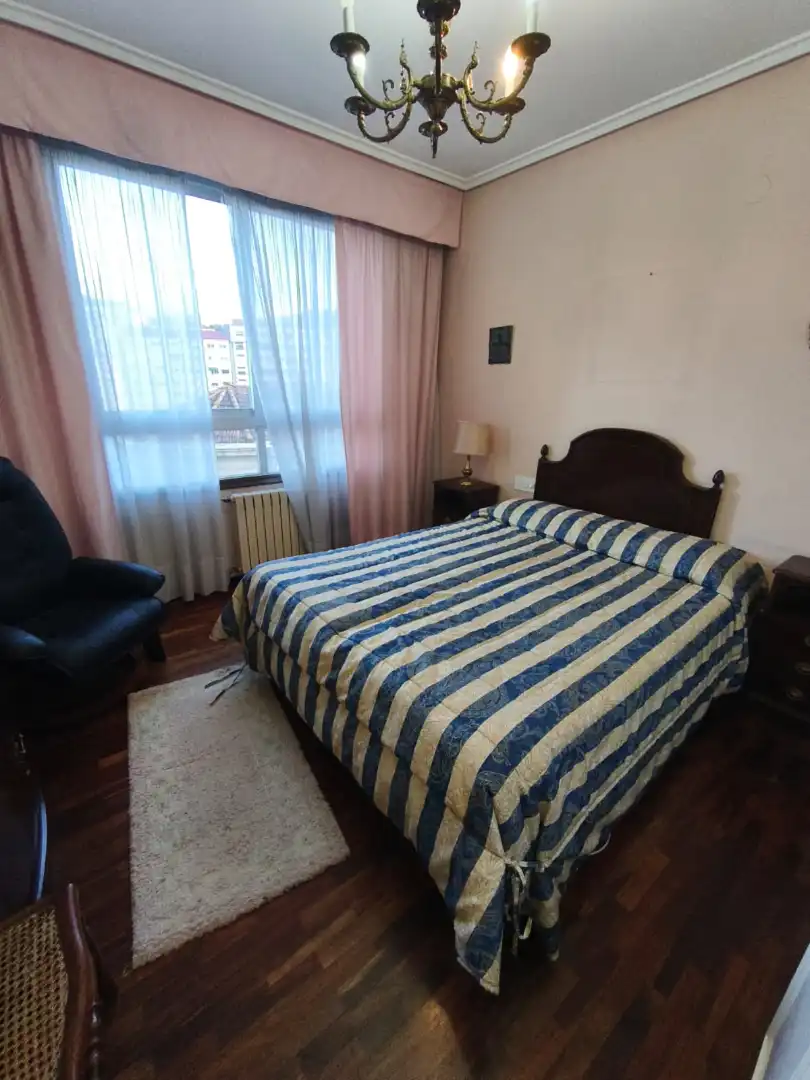 Schlafzimmer von Wohnung zum Verkauf in Ourense Capital  mit Heizung, Parkett und Ofen