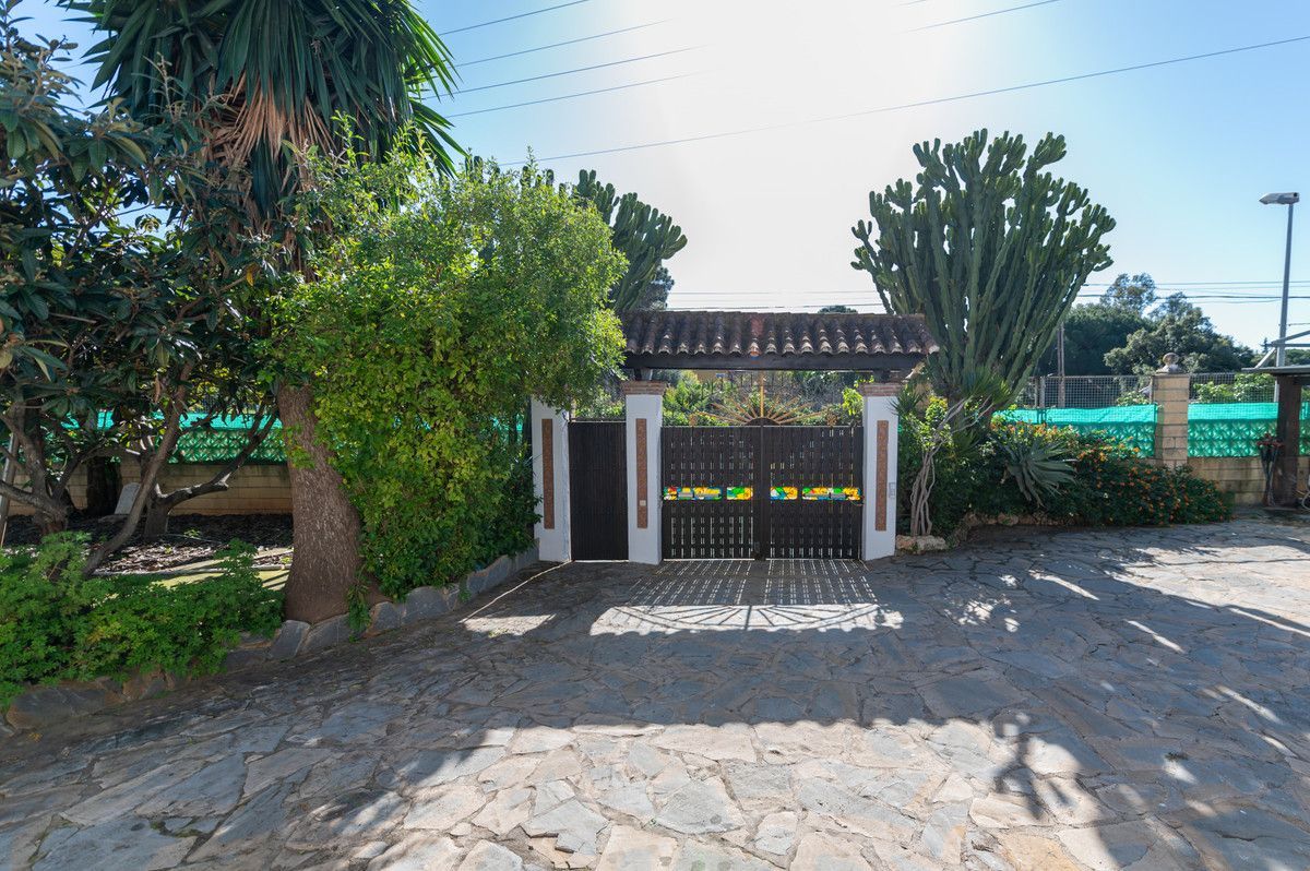 Vista exterior de Casa o xalet en venda en Marbella amb Jardí privat, Jacuzzi i Piscina comunitària