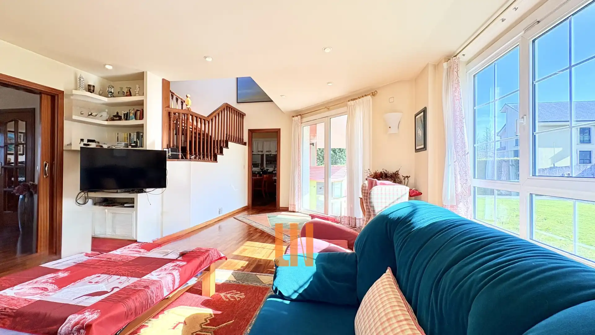 Sala d'estar de Casa o xalet en venda en A Coruña Capital  amb Calefacció, Parquet i Terrassa