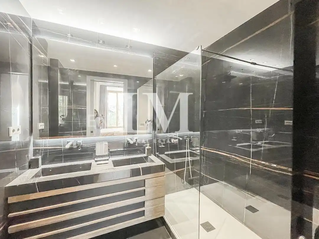 Bany de Apartament de lloguer en Barcelona amb Aire condicionat, Calefacció i Moblat