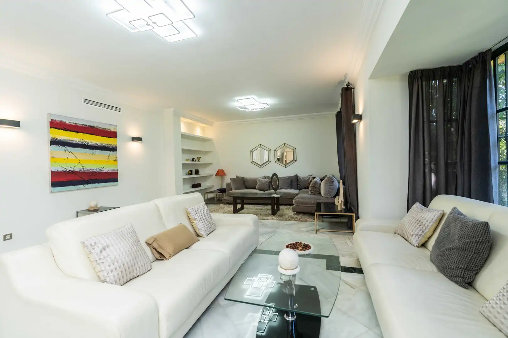 Sala d'estar de Casa o xalet en venda en Marbella amb Aire condicionat, Jardí privat i Terrassa