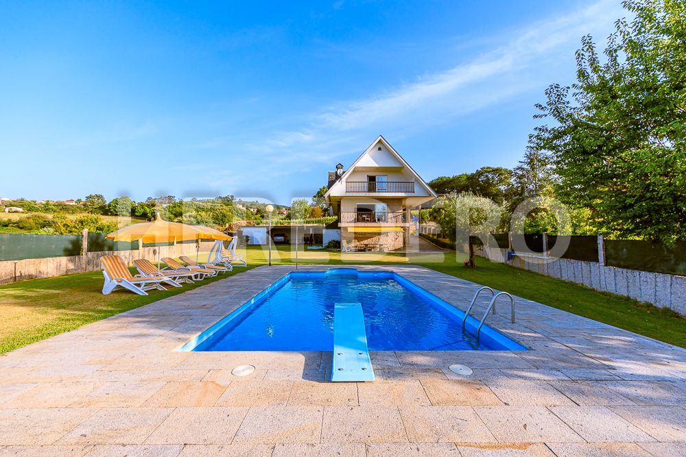 Piscina de Casa o xalet en venda en Vigo  amb Calefacció, Jardí privat i Terrassa