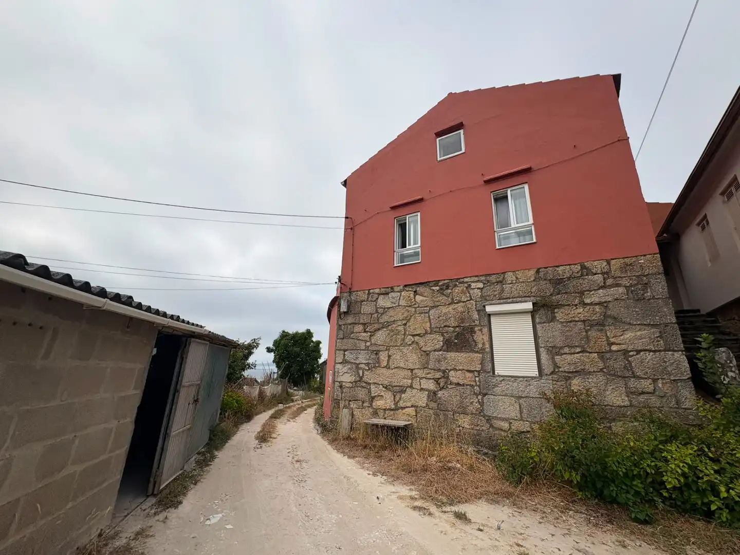 Vista exterior de Casa adosada en venda en Vigo  amb Jardí privat, Terrassa i Traster