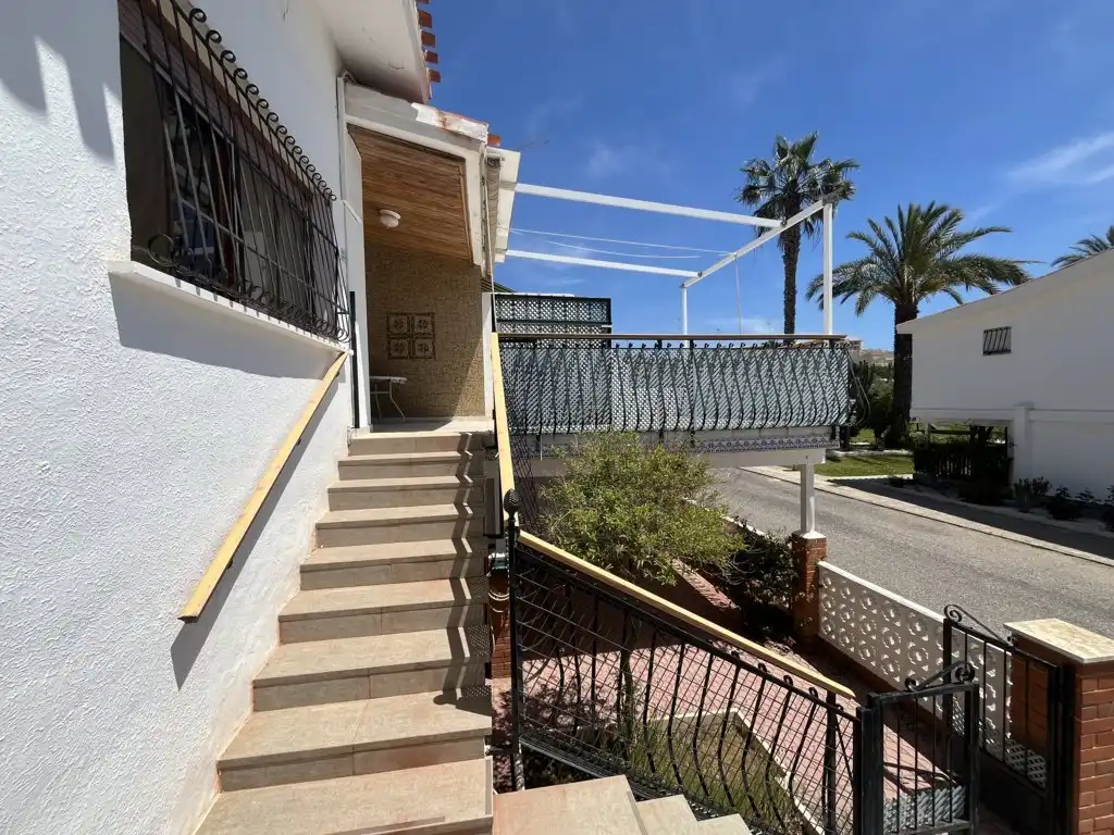 Vista exterior de Casa o xalet en venda en Orihuela amb Jardí privat, Terrassa i Traster
