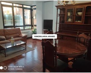 Sala d'estar de Pis en venda en Oviedo  amb Jardí privat, Parquet i Traster