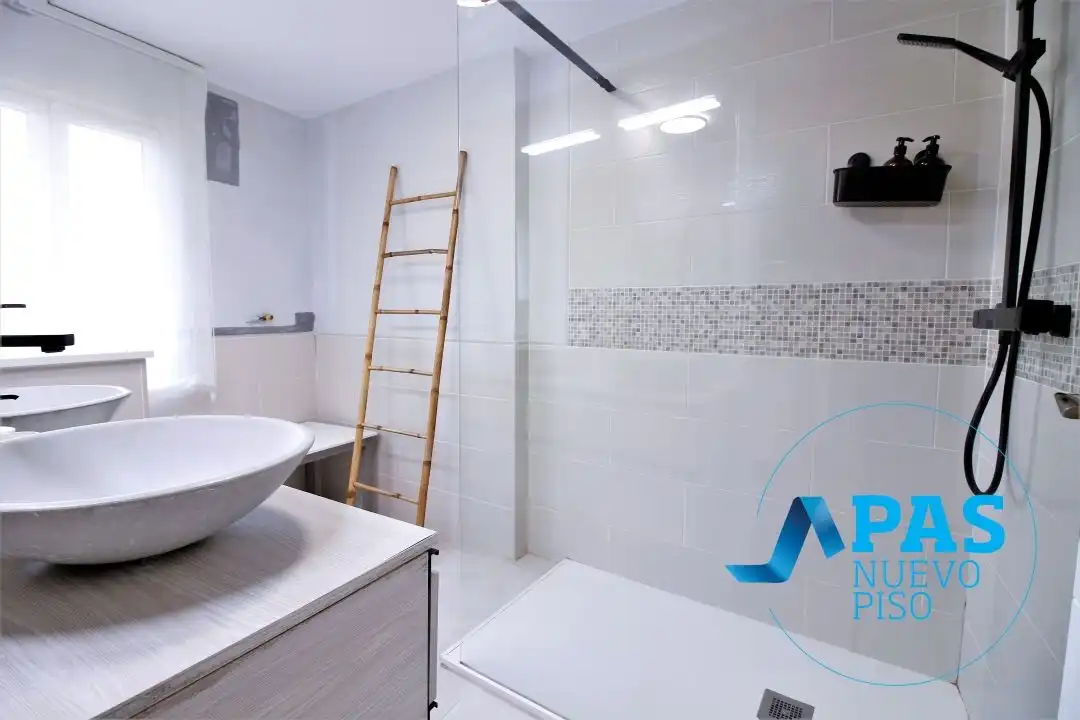 Badezimmer von Wohnung zur Miete in Santander mit Balkon
